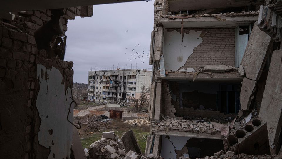 Zerstörtes Gebäude nach russischen Angriffen Zerstörtes Gebäude nach russischen Angriffen