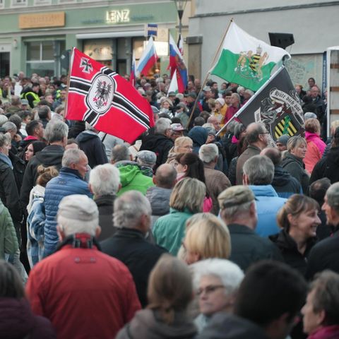 Auf dem Kornmarkt in Bautzen sammeln sich Teilnehmer einer Montagsdemo