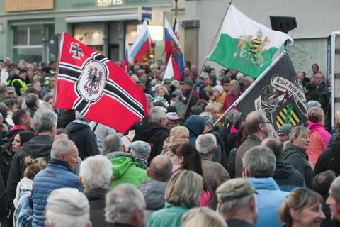 Auf dem Kornmarkt in Bautzen sammeln sich Teilnehmer einer Montagsdemo