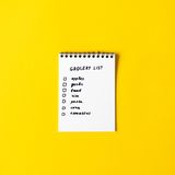 Vorbereitung ist die halbe Miete: Schreiben Sie bereits jetzt eine Einkaufsliste und nehmen Sie sie in den nächsten Tagen immer mit. Wenn Sie ein Produkt im Angebot sehen, greifen Sie zu. Sie werden so nicht nur Zeit, sondern auch Geld sparen. 