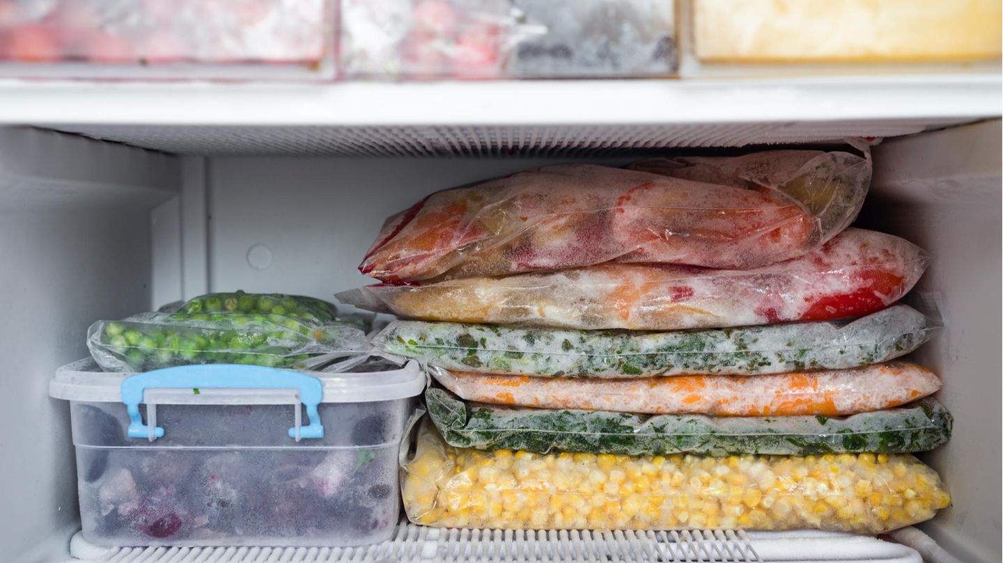 Flache Beutel: Wer sein Weihnachtsessen bereits vorbereitet und einfriert, sollte sicher stellen, alles in flache Gefrierbeutel einzufrieren. So sparen Sie Platz in der Tiefkühltruhe. Wenn Sie die Produkte dann auftauen wollen, reicht es, die Beutel für 20 bis 30 Minuten im lauwarmen Wasser aufzutauen. Dann können Sie die Sauce oder das Gemüse weiterverarbeiten.