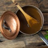 Bereiten Sie die Sauce vor: Erfahrungsmäßig dauert die Sauce fast am längsten, bis sie fertig ist. Geflügelknochen müssen mit Gemüse geschmort, danach mit Wein oder Fond reduziert werden. Sie sparen sich sehr viel Zeit, wenn Sie die Sauce bereits einige Tage vorher zubereiten. Sie können diese dann entweder in einem luftdichten Gefäß im Kühlschrank für einige Tage aufbewahren oder aber Sie frieren Sie ein und tauen Sie am Weihnachtsfest wieder auf. Jamie Olivers Bratensaucerezept verspricht stressfreie Weihnachten: Hier geht's zum Rezept!