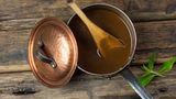 Bereiten Sie die Sauce vor: Erfahrungsmäßig dauert die Sauce fast am längsten, bis sie fertig ist. Geflügelknochen müssen mit Gemüse geschmort, danach mit Wein oder Fond reduziert werden. Sie sparen sich sehr viel Zeit, wenn Sie die Sauce bereits einige Tage vorher zubereiten. Sie können diese dann entweder in einem luftdichten Gefäß im Kühlschrank für einige Tage aufbewahren oder aber Sie frieren Sie ein und tauen Sie am Weihnachtsfest wieder auf. Jamie Olivers Bratensaucerezept verspricht stressfreie Weihnachten: Hier geht's zum Rezept!