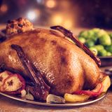 Vergessen Sie nicht Ihre Gans oder Ente rechtzeitig aufzutauen: Wer Geflügel in diesem Jahr gefroren kauft, sollte nicht vergessen, das Federvieh rechtzeitig aus der Kühlung zu nehmen. Am schonendsten funktioniert das im Kühlschrank bei einer Temperatur von etwa 4 Grad Celsius. Denken Sie daran, das Auftauen benötigt Zeit. Wer einen Drei-Kilo-Vogel im Froster hat, sollte mindestens 24 Stunden dafür einberechnen. Also am besten zwei Tage vor Zubereitung bereits in den Kühlschrank legen.