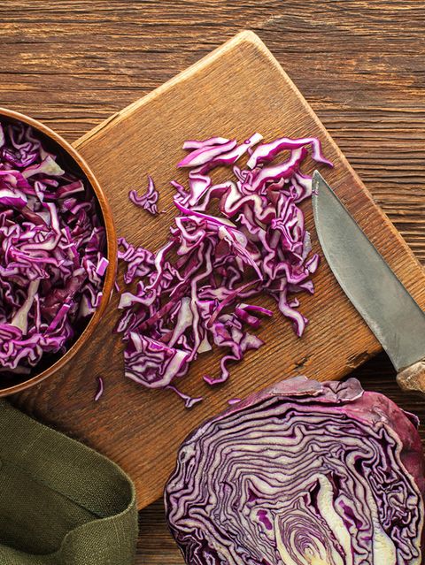 Bereiten Sie den Rotkohl vor: Sie servieren in diesem Jahr geschmorten Rotkohl zu Ihrer Gans? Sparen Sie wertvolle Zeit, in dem Sie den Rotkohl bereits waschen, teilen und in Streifen schneiden. Blanchieren Sie diesen dann kurz im kochenden Wasser, gießen Sie den Rotkohl dann ab und schrecken Sie ihn unter laufendem kalten Wasser ab. Geben Sie den Rotkohl mit den restlichen Zutaten in einen Gefrierbeutel. Wenn einer nicht reicht, befüllen Sie mehrere Beutel. Drücken Sie jeden einzelnen flach und frieren Sie sie ein. Am Weihnachtstag können Sie den Rotkohl dann im lauwarmen Wasser auftauen und fertig garen. 