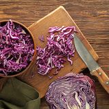 Bereiten Sie den Rotkohl vor: Sie servieren in diesem Jahr geschmorten Rotkohl zu Ihrer Gans? Sparen Sie wertvolle Zeit, in dem Sie den Rotkohl bereits waschen, teilen und in Streifen schneiden. Blanchieren Sie diesen dann kurz im kochenden Wasser, gießen Sie den Rotkohl dann ab und schrecken Sie ihn unter laufendem kalten Wasser ab. Geben Sie den Rotkohl mit den restlichen Zutaten in einen Gefrierbeutel. Wenn einer nicht reicht, befüllen Sie mehrere Beutel. Drücken Sie jeden einzelnen flach und frieren Sie sie ein. Am Weihnachtstag können Sie den Rotkohl dann im lauwarmen Wasser auftauen und fertig garen. 