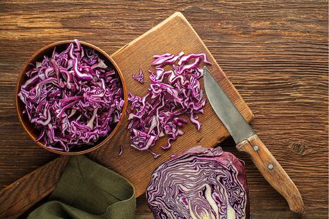 Bereiten Sie den Rotkohl vor: Sie servieren in diesem Jahr geschmorten Rotkohl zu Ihrer Gans? Sparen Sie wertvolle Zeit, in dem Sie den Rotkohl bereits waschen, teilen und in Streifen schneiden. Blanchieren Sie diesen dann kurz im kochenden Wasser, gießen Sie den Rotkohl dann ab und schrecken Sie ihn unter laufendem kalten Wasser ab. Geben Sie den Rotkohl mit den restlichen Zutaten in einen Gefrierbeutel. Wenn einer nicht reicht, befüllen Sie mehrere Beutel. Drücken Sie jeden einzelnen flach und frieren Sie sie ein. Am Weihnachtstag können Sie den Rotkohl dann im lauwarmen Wasser auftauen und fertig garen. 