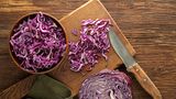 Bereiten Sie den Rotkohl vor: Sie servieren in diesem Jahr geschmorten Rotkohl zu Ihrer Gans? Sparen Sie wertvolle Zeit, in dem Sie den Rotkohl bereits waschen, teilen und in Streifen schneiden. Blanchieren Sie diesen dann kurz im kochenden Wasser, gießen Sie den Rotkohl dann ab und schrecken Sie ihn unter laufendem kalten Wasser ab. Geben Sie den Rotkohl mit den restlichen Zutaten in einen Gefrierbeutel. Wenn einer nicht reicht, befüllen Sie mehrere Beutel. Drücken Sie jeden einzelnen flach und frieren Sie sie ein. Am Weihnachtstag können Sie den Rotkohl dann im lauwarmen Wasser auftauen und fertig garen. 