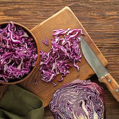 Bereiten Sie den Rotkohl vor: Sie servieren in diesem Jahr geschmorten Rotkohl zu Ihrer Gans? Sparen Sie wertvolle Zeit, in dem Sie den Rotkohl bereits waschen, teilen und in Streifen schneiden. Blanchieren Sie diesen dann kurz im kochenden Wasser, gießen Sie den Rotkohl dann ab und schrecken Sie ihn unter laufendem kalten Wasser ab. Geben Sie den Rotkohl mit den restlichen Zutaten in einen Gefrierbeutel. Wenn einer nicht reicht, befüllen Sie mehrere Beutel. Drücken Sie jeden einzelnen flach und frieren Sie sie ein. Am Weihnachtstag können Sie den Rotkohl dann im lauwarmen Wasser auftauen und fertig garen. 