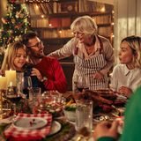 Sharing is caring: Wie häufig standen Sie schon in der Küche, der Stress stand Ihnen ins Gesicht geschrieben, weil Sie die ganze Kocharbeit alleine übernommen haben? Dieses Jahr ist Schluss damit. Lagern Sie alles aus, was Sie können und verteilen Sie Aufgaben: Ein Familienmitglied kann sich beispielsweise um die Gans und deren Füllung kümmern. Jemand anderes stellt sicher, dass alle Gäste ein Getränk im Glas haben. Das Tischdecken und den Abwasch kann und muss wirklich nicht der Koch übernehmen. 