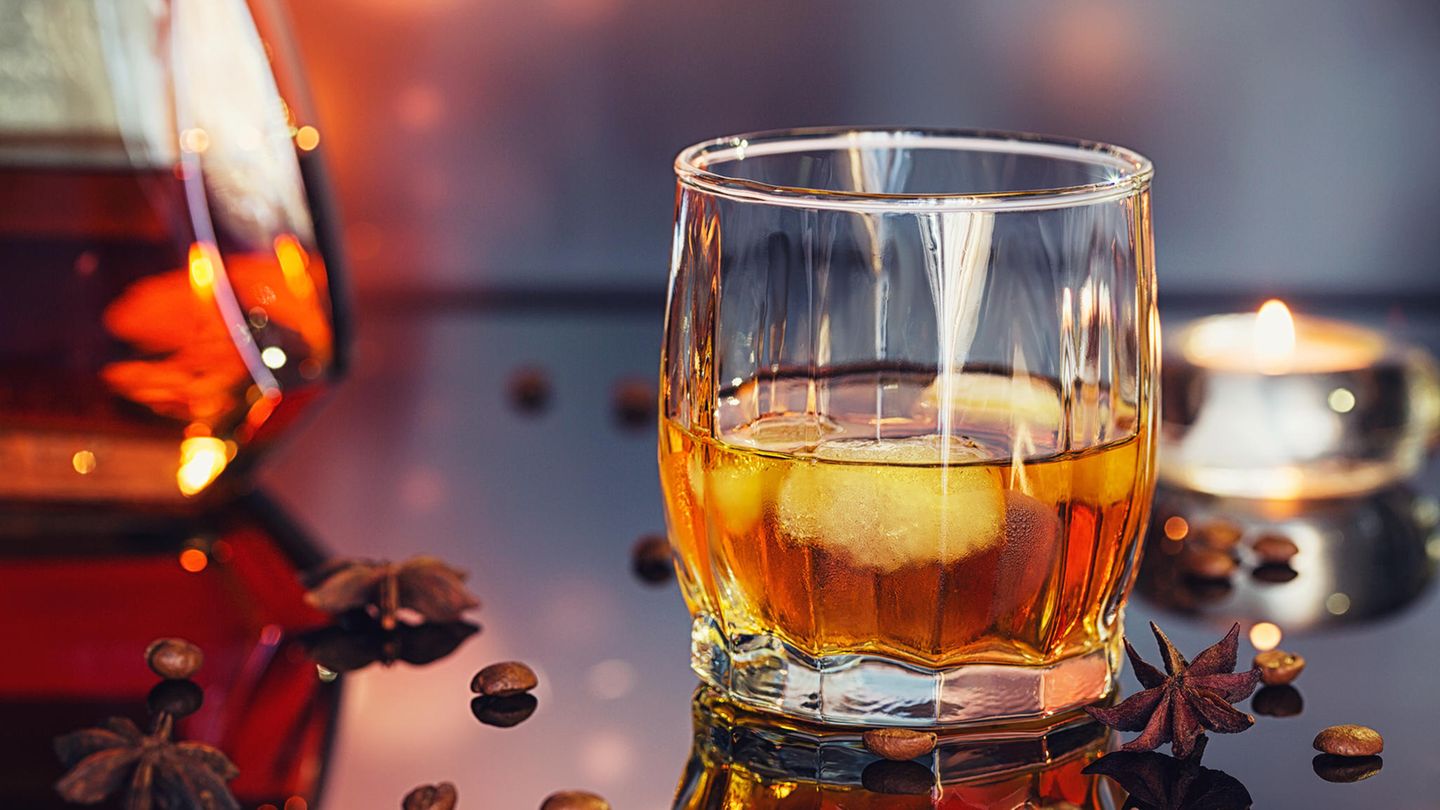 Bereiten Sie Ihren Weihnachtslikör vor: Wer für weihnachtliche Stimmung im Glas sorgen will, kann dies schon Wochen vor dem Fest vorbereiten. Aromatisieren Sie dafür eine Spirituose Ihrer Wahl. Geben Sie zwei Handvoll getrocknete Früchte wie Aprikosen, Datteln, Pflaumen und Feigen in ein Einmachglas, dazu weihnachtliche Gewürze wie Sternanis, Nelken, Kardamom und Zimt oder Scheiben vom frischen Ingwer. Füllen Sie dann das Einmachglas randvoll z.B. mit gutem Wodka auf. Lassen Sie das Glas so mindestens drei Tage stehen. Dann geben Sie alles durch ein feines Sieb und füllen den aromatisierten Wodka in eine schöne Flasche ab. Funktioniert auch mit Rum! Servieren Sie den Weihnachtsschnaps mit einer Orangenzeste nach dem Abendessen. Hilft auch gut bei der Verdauung. 