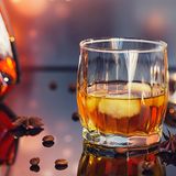 Bereiten Sie Ihren Weihnachtslikör vor: Wer für weihnachtliche Stimmung im Glas sorgen will, kann dies schon Wochen vor dem Fest vorbereiten. Aromatisieren Sie dafür eine Spirituose Ihrer Wahl. Geben Sie zwei Handvoll getrocknete Früchte wie Aprikosen, Datteln, Pflaumen und Feigen in ein Einmachglas, dazu weihnachtliche Gewürze wie Sternanis, Nelken, Kardamom und Zimt oder Scheiben vom frischen Ingwer. Füllen Sie dann das Einmachglas randvoll z.B. mit gutem Wodka auf. Lassen Sie das Glas so mindestens drei Tage stehen. Dann geben Sie alles durch ein feines Sieb und füllen den aromatisierten Wodka in eine schöne Flasche ab. Funktioniert auch mit Rum! Servieren Sie den Weihnachtsschnaps mit einer Orangenzeste nach dem Abendessen. Hilft auch gut bei der Verdauung. 