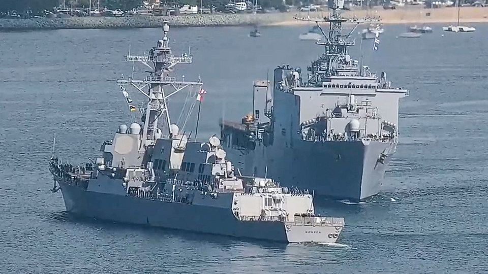 Thrills at sea: US warships on a collision course