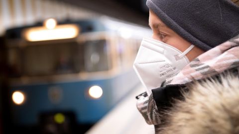 Eine Frau wartet in München auf die U-Bahn. Zum 10. Dezember wird in Bayern die Maskenpflicht im ÖPNV abgeschafft
