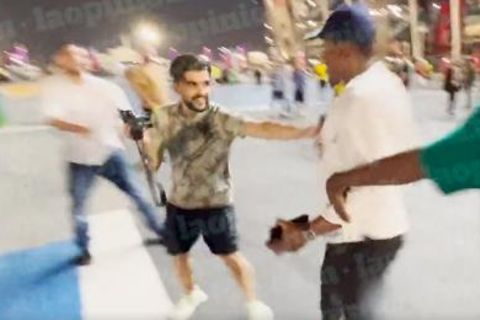 Der algerische Youtuber versucht Samuel Eto'o von sich fernzuhalten