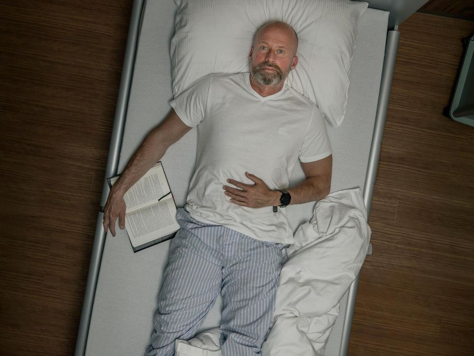 Michael Koch Michael Koch liegt mit offenen Augen im Bett