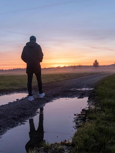 Michael Koch geht im bayerischen Voralpenland auf einem Weg entlang