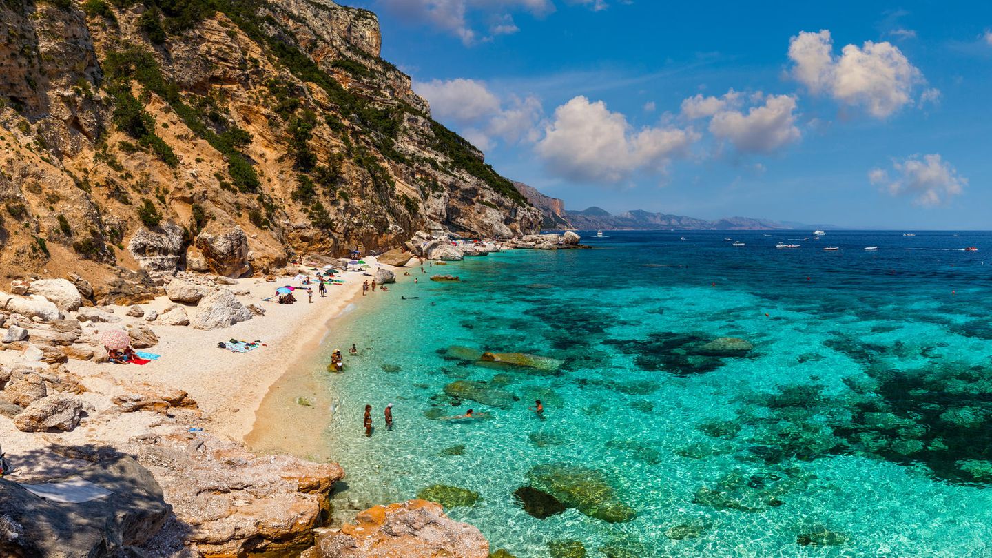 Sardinien: Cala Mariolu und Cala Goloritze Wer gut zu Fuß ist, den belohnt die Cala Mariolu an der Ostküste mit Stränden vor atemberaubender Kulisse. Machen Sie sich bitte nicht in Badelatschen auf den Weg. Trecking-Halbschuhe sind auf dem felsigen Schotteruntergrund die bessere Wahl. Der Ausblick von den kleinen Buchten ist fast schon kitschig schön. Schroffer Felsen, weißer Kiesstrand und ein klares azurblaues Wasser, auf dem die Boote zu schweben scheinen. Taucherbrille, Flossen und Schnorchel nicht vergessen, es gibt unter Wasser viel zu bestaunen. Weniger aktive Urlauber buchen eine der Touren mit dem Boot oder mieten sich selbst eines. Auf den Strand fahren dürfen sie mit den Booten nicht: Naturschutzgebiet. Cala Mariolu und Cala Goloritze Wer gut zu Fuß ist, den belohnt die Cala Mariolu an der Ostküste mit Stränden vor atemberaubender Kulisse. Machen Sie sich bitte nicht in Badelatschen auf den Weg. Trecking-Halbschuhe sind auf dem felsigen Schotteruntergrund die bessere Wahl. Der Ausblick von den kleinen Buchten ist fast schon kitschig schön. Schroffer Felsen, weißer Kiesstrand und ein klares azurblaues Wasser, auf dem die Boote zu schweben scheinen. Taucherbrille, Flossen und Schnorchel nicht vergessen, es gibt unter Wasser viel zu bestaunen. Weniger aktive Urlauber buchen eine der Touren mit dem Boot oder mieten sich selbst eines. Auf den Strand fahren dürfen sie mit den Booten nicht: Naturschutzgebiet.