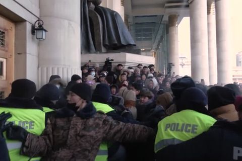 Video: Gewalt bei Protesten gegen Korruption in der Mongolei