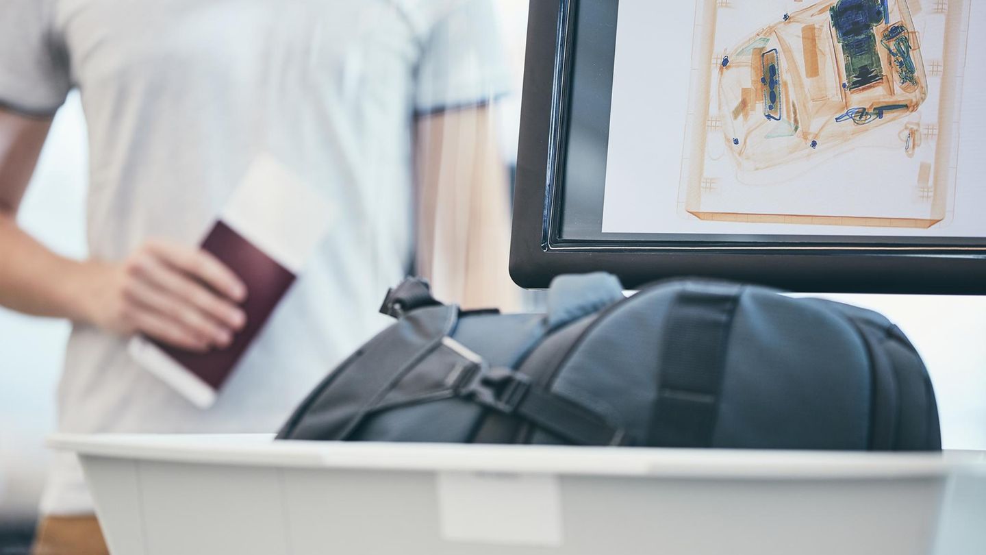 Symbolfoto für Geschichte aus New York: Mann mit Handgepäck am Flughafen