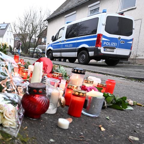 Ein Polizeifahrzeug steht am Tag nach der Bluttat vor der Flüchtlingsunterkunft in Illerkirchberg bei Ulm
