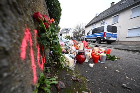 Ein Polizeifahrzeug steht am Tag nach der Bluttat vor der Flüchtlingsunterkunft in Illerkirchberg bei Ulm