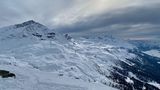 Corvatsch-Furtschellas  Ganze 3.303 Meter über dem Engadin befindet sich die Bergstation des höchstbelegenden Skigebietes der Region. Auf den insgesamt 120 Pistenkilometern können sich Wintersportler im Schnee austoben – und dabei das einzigartige Bergpanorama mit Blick auf Bergseen und die Alpen genießen. Wem "normales" Skifahren zu eintönig wird, der kann mal im Freestyle-Bereich des Skigebietes vorbeischauen. Dort gibt es Rampen, Wellen und Steilwandkurven. 