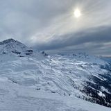 Corvatsch-Furtschellas  Ganze 3.303 Meter über dem Engadin befindet sich die Bergstation des höchstbelegenden Skigebietes der Region. Auf den insgesamt 120 Pistenkilometern können sich Wintersportler im Schnee austoben – und dabei das einzigartige Bergpanorama mit Blick auf Bergseen und die Alpen genießen. Wem "normales" Skifahren zu eintönig wird, der kann mal im Freestyle-Bereich des Skigebietes vorbeischauen. Dort gibt es Rampen, Wellen und Steilwandkurven. 