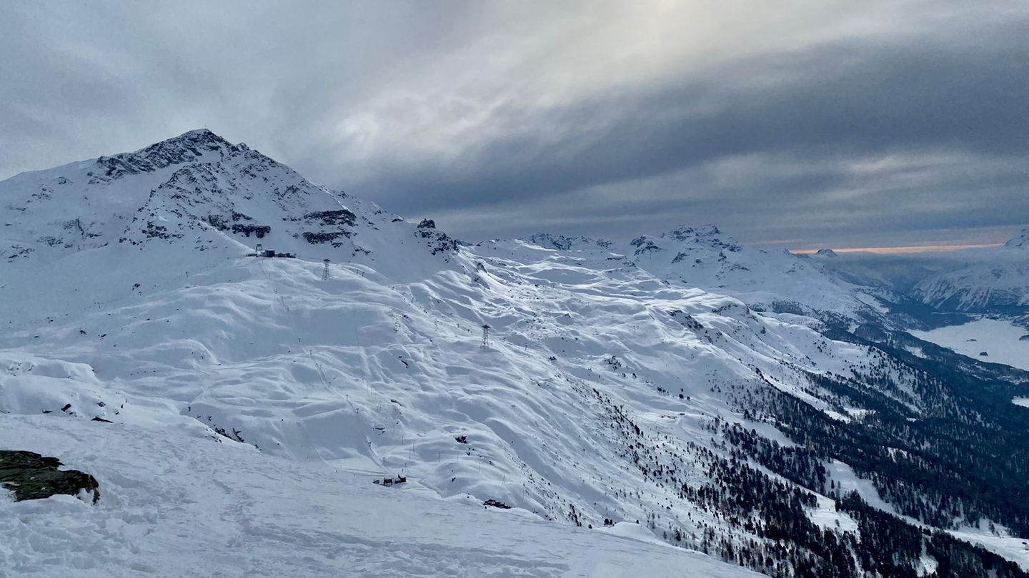 Wohin denn nun?: Corvatsch-Furtschellas Ganze 3.303 Meter über dem Engadin befindet sich die Bergstation des höchstbelegenden Skigebietes der Region. Auf den insgesamt 120 Pistenkilometern können sich Wintersportler im Schnee austoben – und dabei das einzigartige Bergpanorama mit Blick auf Bergseen und die Alpen genießen. Wem "normales" Skifahren zu eintönig wird, der kann mal im Freestyle-Bereich des Skigebietes vorbeischauen. Dort gibt es Rampen, Wellen und Steilwandkurven. Corvatsch-Furtschellas Ganze 3.303 Meter über dem Engadin befindet sich die Bergstation des höchstbelegenden Skigebietes der Region. Auf den insgesamt 120 Pistenkilometern können sich Wintersportler im Schnee austoben – und dabei das einzigartige Bergpanorama mit Blick auf Bergseen und die Alpen genießen. Wem "normales" Skifahren zu eintönig wird, der kann mal im Freestyle-Bereich des Skigebietes vorbeischauen. Dort gibt es Rampen, Wellen und Steilwandkurven.
