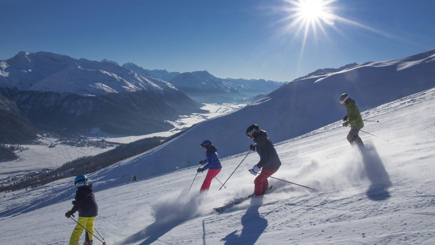 Wohin denn nun?: Pizzet-Zuoz Wintersport und Spielspaß – darauf können sich Familien im Skigebiet Pizzet-Zuoz freuen. Neben 15 Kilometern unterschiedlichster Pisten für Groß und Klein beherbergt das Wintersportgebiet auch die beliebte Funslope Gian Plaiv. Die Mischung aus Hindernisparcours, Snowpark und Piste sorgt für jede Menge Action im Schnee. Pizzet-Zuoz Wintersport und Spielspaß – darauf können sich Familien im Skigebiet Pizzet-Zuoz freuen. Neben 15 Kilometern unterschiedlichster Pisten für Groß und Klein beherbergt das Wintersportgebiet auch die beliebte Funslope Gian Plaiv. Die Mischung aus Hindernisparcours, Snowpark und Piste sorgt für jede Menge Action im Schnee.