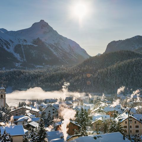 Provulèr-Celerina  Das kleine Skigebiet ist die optimale Anlaufstelle für Familien und Anfänger. Es gibt kindersichere Skilifte und Skischulen mit speziellen Kursen für die kleinen Wintersportfans. Auch nach der Pistenaction können sich Wintersportfans in der kleinen Gemeinde unweit des berühmten Skigebietes Corviglia auf Unterhaltung freuen. Die Bar "Finale" lädt täglich zur Apres-Ski-Gaudi ein. Eine Tageskarte kostet rund 38 Euro für Erwachsene. 