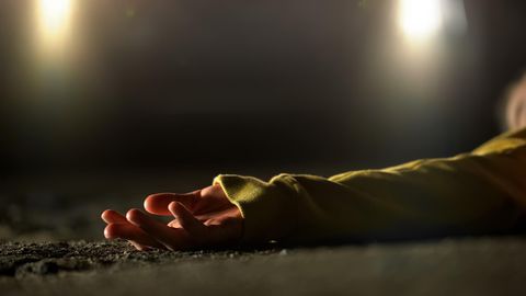 Symbolfoto für Fall bei Aktenzeichen XY: Weibliches Unfallopfer liegt tot auf einer Straße