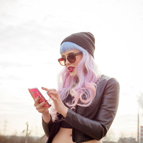 Junge Frau mit Handy