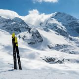 Diavolezza/Lagalb  Das Skigebiet im Engadin, das Abenteurer-Herzen höher schlagen lässt. Das hochalpine Wintersportgebiet gilt dank der steilen Abfahrten und abenteuerlichen Berge als echtes Paradies für Freerider. Von der Bergstation Diavolezza aus können passionierte Skifahrer außerdem die zehn Kilometer lange Gletscherabfahrt hinuntersausen – die längste ihrer Art in der ganzen Schweiz. 