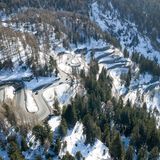 Aela/Maloja  Unweit des bekannten Maloja-Passes befindet sich das naturnahe Skigebiet Aela/Maloja. Auf insgesamt drei Pistenkilometern können sich Skifahrer und Snowboarder in den Schnee stürzen – inmitten des naturbelassenen Bergwaldes. Auch der  beschauliche Ort Bregaglia ist touristisch noch nicht überlaufen, sondern geprägt vom Schweizer Charme. 