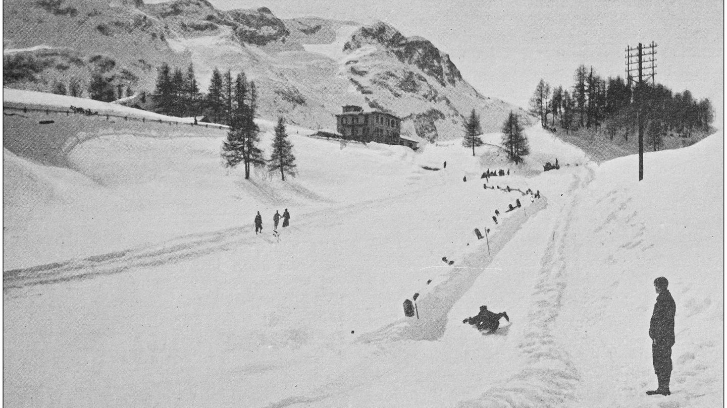 Früh übt sich: Schon im 19. Jahrhundert haben die Menschen die bergige Landschaft des Engadins zum Rodeln genutzt. Heute finden dort Bob-Meisterschaften statt. 