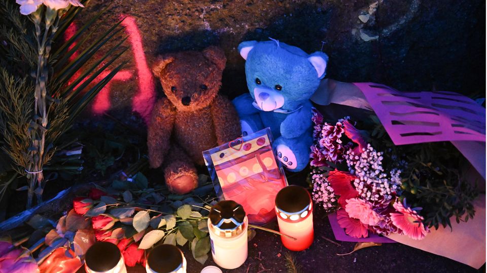 Trauernde haben am Tatort in Illerkirchberg bei Ulm Blumen, Kerzen, Briefe und Kuscheltiere abgelegt