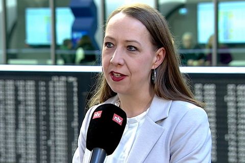 "Auf keinen Fall das Bargeld halten" – Anlage-Expertin gibt Tipps für 2023