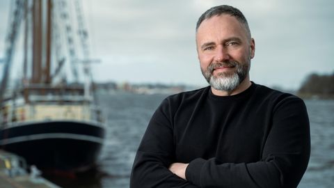 Alex Flohr vor Hafenkulisse
