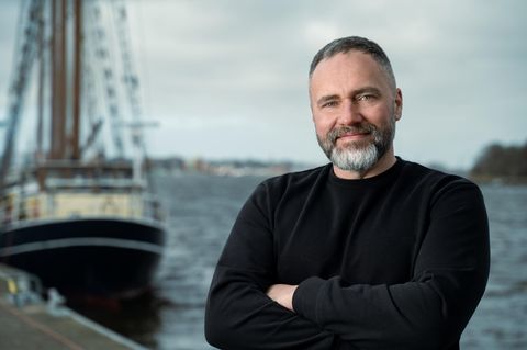 Alex Flohr vor Hafenkulisse