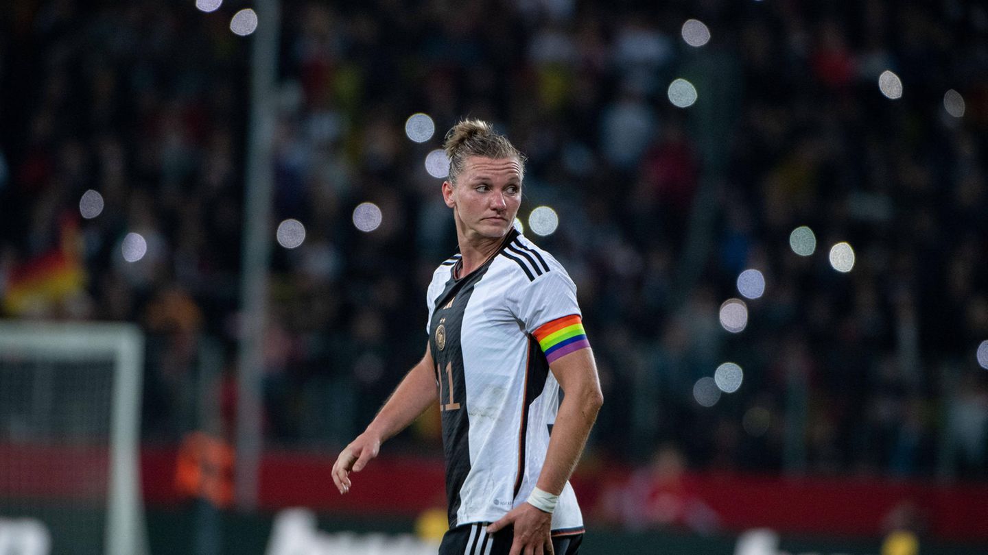 Platz 7, "Frauen EM": Anders als ihre männlichen Kollegen hatten die DFB-Spielerinnen (im Bild Kapitänin Alexandra Popp mit Regenbogenbinde) in ihrem großen Turnier des Jahres große Erfolge zu feiern. Bei der Europameisterschaft mussten sie sich erst im Finale dem englischen Gastgeber-Team geschlagen geben