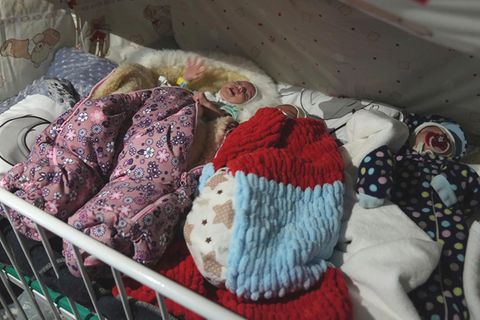 Frühgeborene, die von ihren Eltern zurückgelassen wurden, liegen warm eingepackt in einem Krankenhaus in der Ukraine