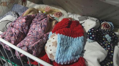 Frühgeborene, die von ihren Eltern zurückgelassen wurden, liegen warm eingepackt in einem Krankenhaus in der Ukraine