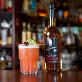 Ein Glas Touchdown und eine Flasche Pfirsichlikör