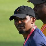 6. Dezember  Im Wirbel um seine körperliche Attacke auf einen Fan bei der Fußball-WM hat Kameruns Verbandschef Samuel Eto'o Reue gezeigt. "Ich möchte mich dafür entschuldigen, dass ich meine Beherrschung verloren habe und auf eine Weise reagiert habe, die nicht zu mir passt", schrieb der frühere Weltklasse-Torjäger am Dienstag bei Instagram. Zuvor hatte ein Video gezeigt, wie Eto'o am Rande des WM-Achtelfinals Brasilien gegen Südkorea einen Mann schlägt.  Der 41 Jahre alte Ex-Nationalspieler räumte eine gewaltsame Auseinandersetzung mit einem Mann ein, der wohl ein algerischer Fan gewesen sei. Ein algerischer YouTuber hatte in der Nacht zu Dienstag ein Video veröffentlicht, in dem er erklärte, dass er mit Eto'o Streit gehabt habe und von ihm geschlagen worden sei. Das Video veröffentlichte er nach eigenen Angaben aus der Polizeistation, wo er Eto'o angezeigt habe.   Der Mann gab zu, Eto'o provoziert zu haben. "Ich habe ihn gefilmt und ihn nach Gassamar gefragt, ob sie ihn bestochen haben", sagte er. Bakary Papa Gassama ist ein Schiedsrichter aus Uganda, der das entscheidende Play-off-Spiel vor der WM zwischen Kamerun und Algerien leitete. Algerien beklagte sich danach über angebliche Fehlentscheidungen.