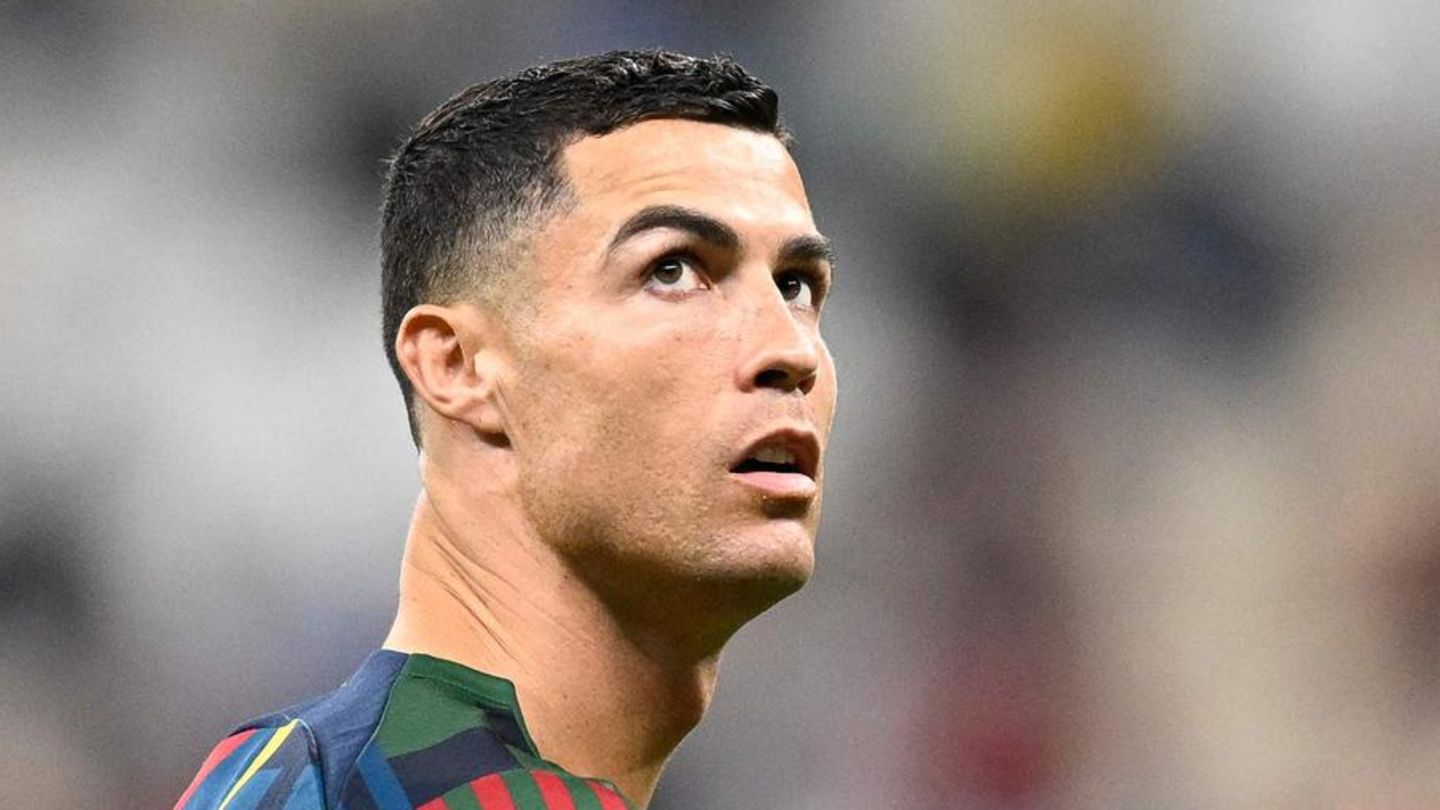 6. Dezember  Portugals Fußball-Nationaltrainer Fernando Santos verzichtet im WM-Achtelfinale gegen die Schweiz zunächst auf seinen Superstar Cristiano Ronaldo. Der Kapitän sitzt in der Partie am Dienstag im Lusail Stadion vorerst auf der Bank. Santos hatte Ronaldo am Tag zuvor öffentlich für sein Verhalten bei der Auswechslung im Spiel gegen Südkorea kritisiert, als der 37-Jährige schimpfend den Platz verlassen hatte. Ronaldo spielt in Katar zudem ein schwaches Turnier, kommt bislang auf ein Tor und noch keine Vorlage. Die Debatten um seine Vereinssuche überschatten Portugals bisheriges Turnier.  Ronaldo steht damit erstmals seit der EM 2008 und nach 31 Spielen bei einem großen Turnier nicht in der Startelf Portugals. Damals war er im bedeutungslosen 0:2 im letzten Gruppenspiel gegen die Schweiz nicht zum Einsatz gekommen. Santos begründete seine Entscheidung mit "strategischen" Gründen. Mit dem Streit um Ronaldos Auswechslung habe das nichts zu tun. "Es war eine Frage der Strategie für dieses Spiel. Nichts weiter als das", sagte er. Ronaldo sei ein Profi und werde bei einer Einwechslung alles für das Team geben.