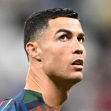 6. Dezember  Portugals Fußball-Nationaltrainer Fernando Santos verzichtet im WM-Achtelfinale gegen die Schweiz zunächst auf seinen Superstar Cristiano Ronaldo. Der Kapitän sitzt in der Partie am Dienstag im Lusail Stadion vorerst auf der Bank. Santos hatte Ronaldo am Tag zuvor öffentlich für sein Verhalten bei der Auswechslung im Spiel gegen Südkorea kritisiert, als der 37-Jährige schimpfend den Platz verlassen hatte. Ronaldo spielt in Katar zudem ein schwaches Turnier, kommt bislang auf ein Tor und noch keine Vorlage. Die Debatten um seine Vereinssuche überschatten Portugals bisheriges Turnier.  Ronaldo steht damit erstmals seit der EM 2008 und nach 31 Spielen bei einem großen Turnier nicht in der Startelf Portugals. Damals war er im bedeutungslosen 0:2 im letzten Gruppenspiel gegen die Schweiz nicht zum Einsatz gekommen. Santos begründete seine Entscheidung mit "strategischen" Gründen. Mit dem Streit um Ronaldos Auswechslung habe das nichts zu tun. "Es war eine Frage der Strategie für dieses Spiel. Nichts weiter als das", sagte er. Ronaldo sei ein Profi und werde bei einer Einwechslung alles für das Team geben.