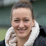 6. Dezember  Fußball-Nationaltorhüterin Almuth Schult (31) muss eine Zwangspause als TV-Expertin für die WM in Katar einlegen. Nachdem sie aus privaten Gründen bei der ARD-Übertragung der Achtelfinalspiele am Dienstag fehlte, ist auch ihr Einsatz bei den Viertelfinal-Partien offen. Das teilte die "Sportschau"-Redaktion via Twitter mit. Schult kommentierte bislang an der Seite der Ex-Nationalspieler Thomas Hitzlsperger und Sami Khedira bei WM-Spielen in der ARD. In den sozialen Netzwerken zeigte sich eine Reihe von Nutzern enttäuscht über das Fehlen der Fußballerin. Schult hatte schon bei der Männer-EM im Vorjahr gute Kritiken für ihre Experten-Auftritte erhalten. 