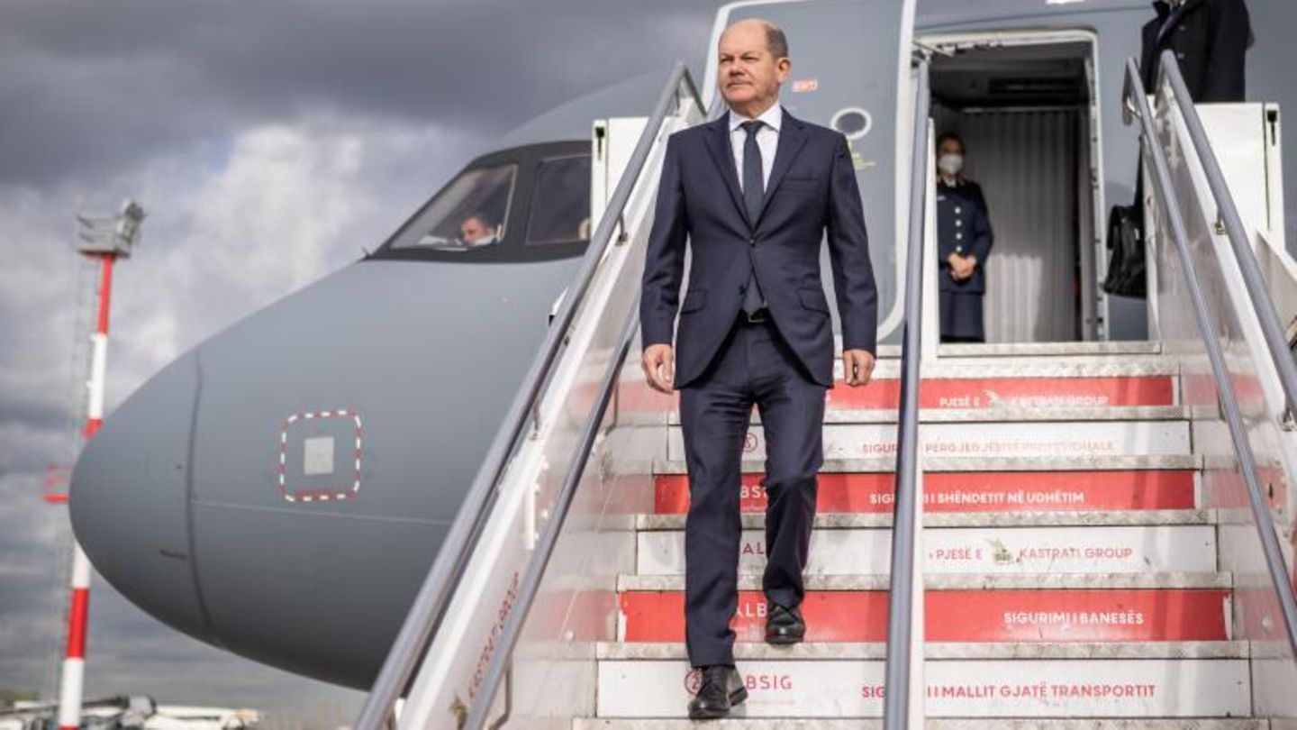 Olaf Scholz steigt aus dem Flieger