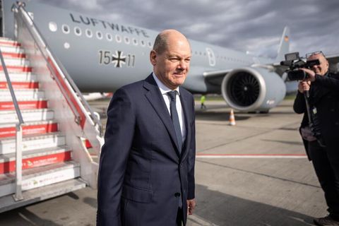 Scholz vor Flieger